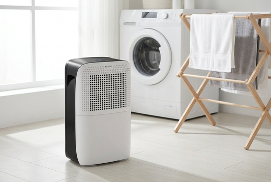 Déshumidificateur ELECCI 16 L dans une buanderie lumineuse avec lave-linge et étendoir