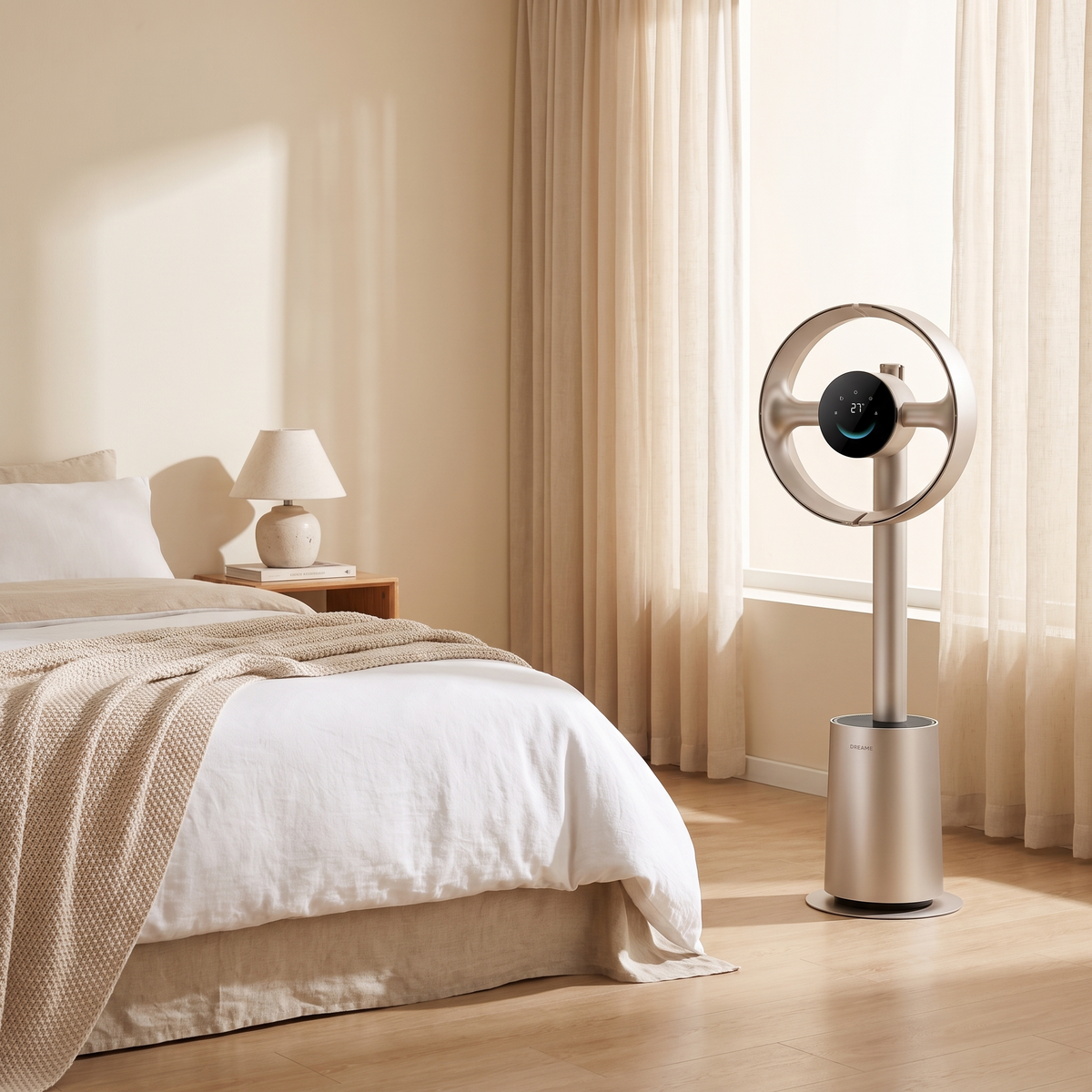 Ventilateur sans pales or titane dans une chambre, à côté du lit